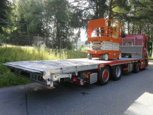 /assets/images/2/LKW-Aufbau%2C%20Arbeitsb%C3%BChnentransport%2C%20B%C3%BChnenaufbau%2C%20Aufbauhersteller%2C%20meusburger%20Fahrzeugbau%20%282%29-52fe8ff9.jpg
